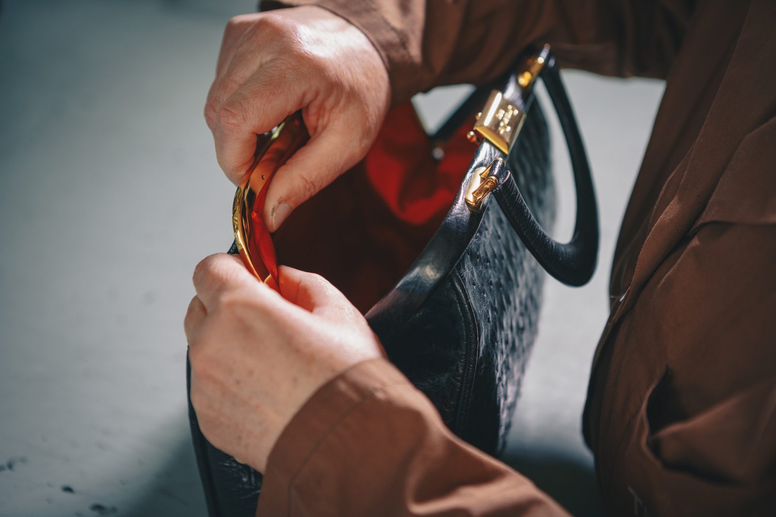 Assemblaggio di una borsa in pelle